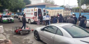 Ebrio estrella motocicleta con vehículo estacionado