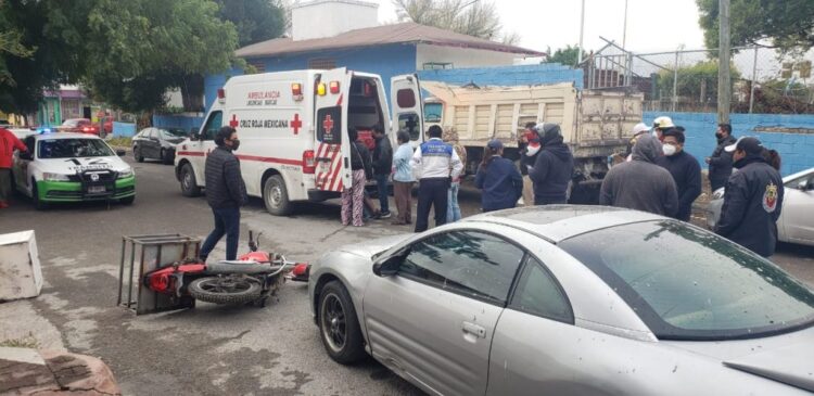 Ebrio estrella motocicleta con vehículo estacionado