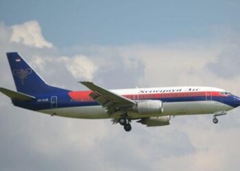 Desaparece avión con 50 pasajeros en Indonesia