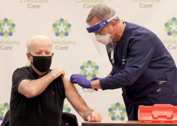Biden recibe segunda dosis de vacuna covid