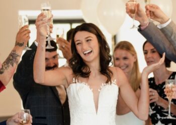 Su novio escapó en plena boda y ella se casó con un invitado