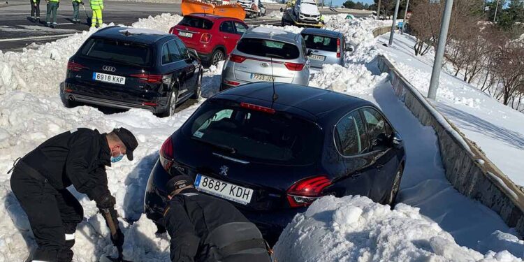 Madrid sigue paralizada bajo nieve tras histórica tormenta