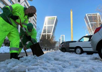 Madrid sigue paralizada bajo nieve tras histórica tormenta