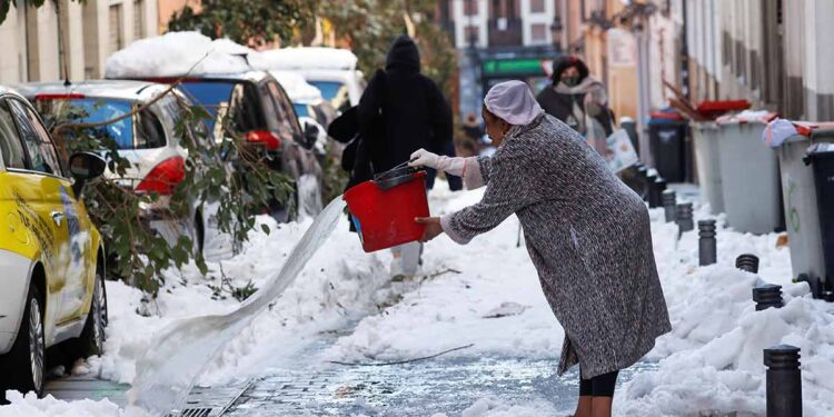 Madrid sigue paralizada bajo nieve tras histórica tormenta