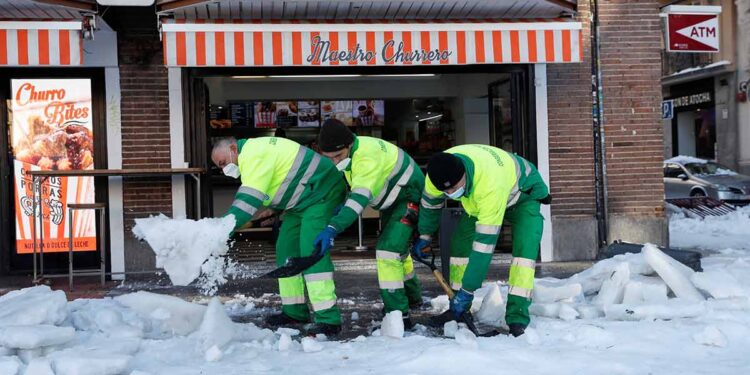 Madrid sigue paralizada bajo nieve tras histórica tormenta