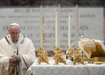 El Papa Francisco autoriza que mujeres sean acólitas y lean en el altar