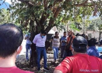 Pobladores de Chiapas amarran a alcalde a un árbol