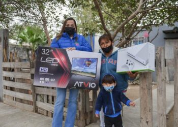 Entrega Adriana Herrera a  domicilio premios del DIF