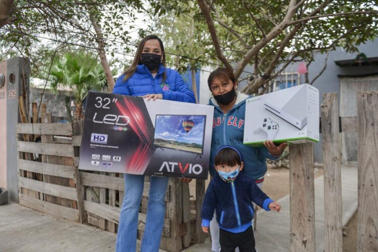 Entrega Adriana Herrera a domicilio premios del DIF