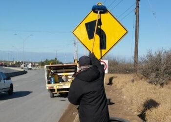 Rehabilitan señalamientos viales en Nuevo Laredo