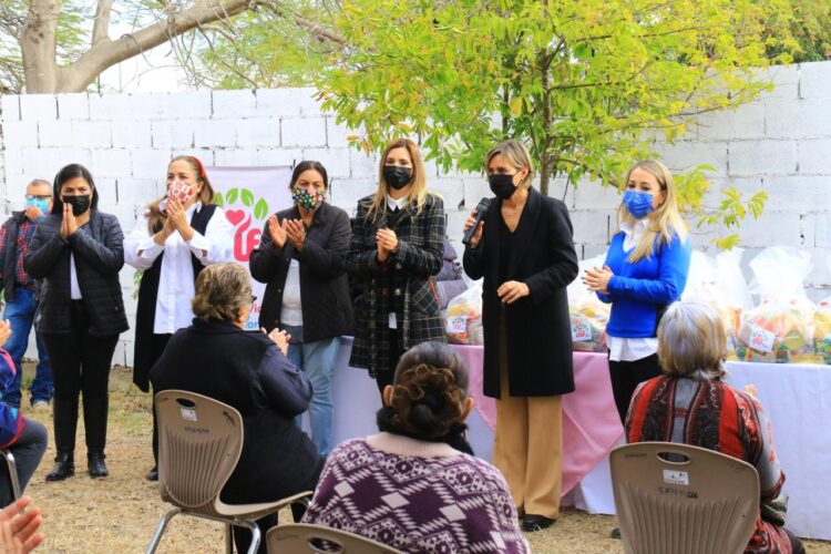 Lleva alcaldesa de Victoria apoyos a los abuelitos