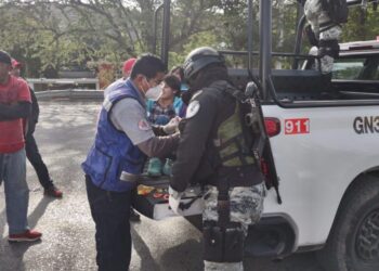 Pareja se lesiona en aparatoso accidente