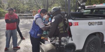 Pareja se lesiona en aparatoso accidente