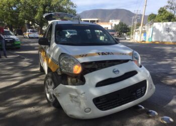 Taxista choca en cruce de Bulevar Praxedis Balboa y Ocampo
