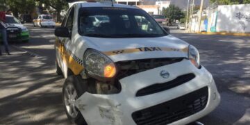 Taxista choca en cruce de Bulevar Praxedis Balboa y Ocampo