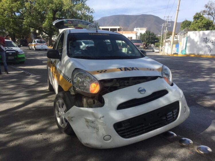 Taxista choca en cruce de Bulevar Praxedis Balboa y Ocampo