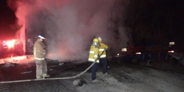 Chofer de tráiler se salva de morir calcinado