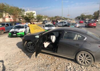 Automóvil se trepa a señal informativa