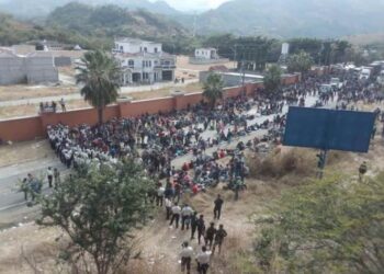 Caravana migrante es retenida en Guatemala