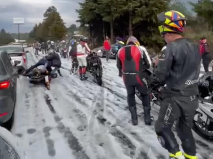 Granizo deja varados a motociclistas en la México-Cuernavaca; reportan derrapes