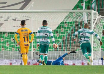 Santos Laguna le pega 2-0 a Tigres de UANL