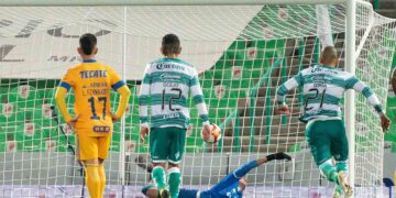 Santos Laguna le pega 2-0 a Tigres de UANL