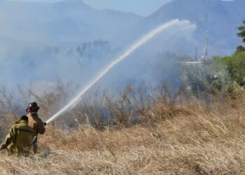 Se disparan incendios de pastizales por pirotecnia