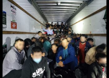 Detectan 114 indocumentados en camión de mudanza