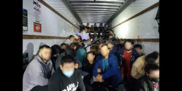 Detectan 114 indocumentados en camión de mudanza