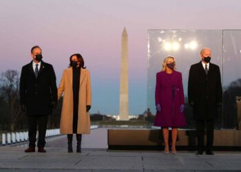 Joe Biden y Kamala Harris rinden homenaje a víctimas del covid