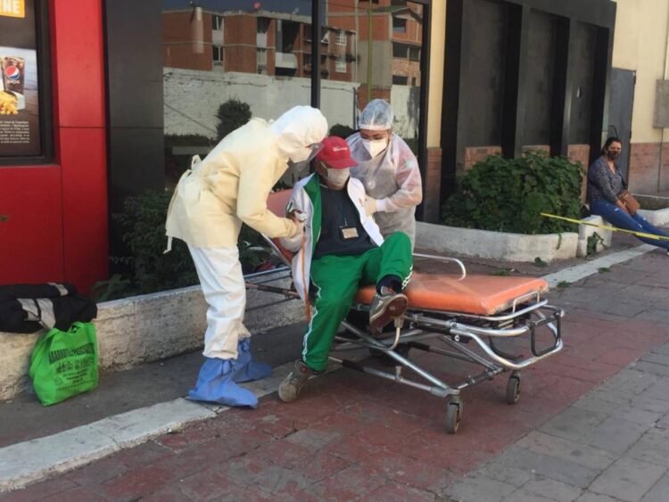 Familiares abandonan a Don Felipe de 79 años por tener covid-19