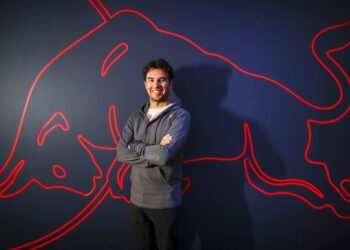 Checo Pérez ya viste los colores de Red Bull