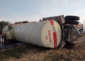 Vuelca contenedor con aceite