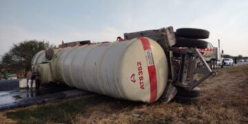 Vuelca contenedor con aceite