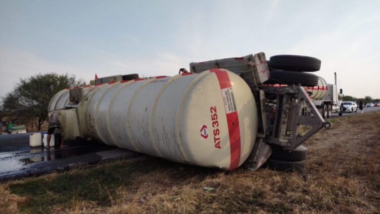 Vuelca contenedor con aceite