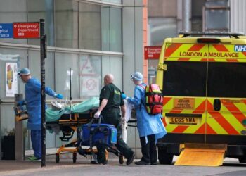 Inglaterra reactiva hospitales de emergencia para covid