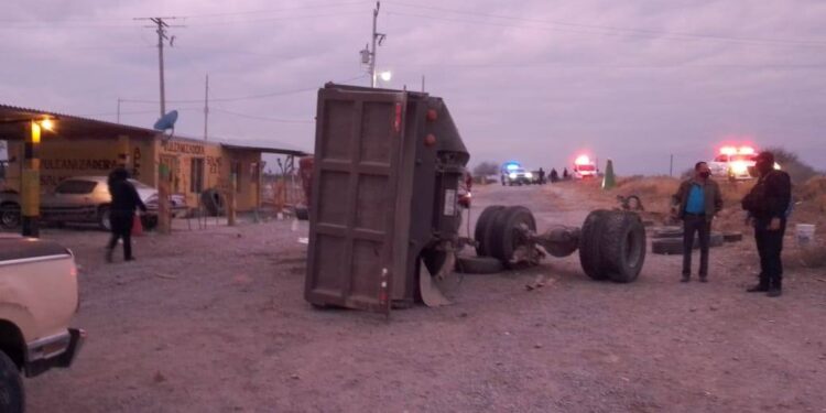 Tres heridos al chocar carroza y camión en ruta Victoria-San Luis Potosí