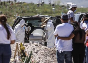 Permiten panteones sólo 15 personas en funerales