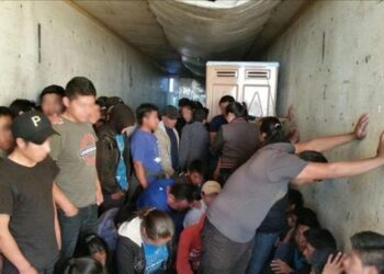 Detectan grupo de 96 indocumentados en caja-tráiler refrigerada