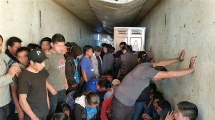 Detectan grupo de 96 indocumentados en caja-tráiler refrigerada