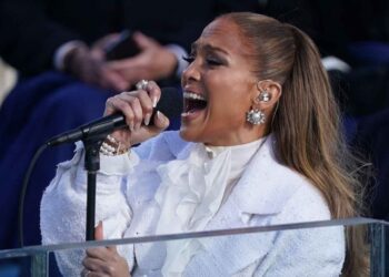Jennifer López habla en español durante investidura de Biden