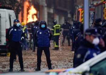 Suman 3 muertos por explosión en edificio de Madrid