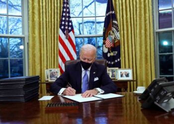 Biden lanza plan de acción contra covid; 100 millones de dosis en 100 días