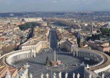 Condenan a casi 9 años de cárcel a expresidente del banco de Vaticano