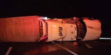 Vuelca tráiler con verduras en ruta Victoria-Monterrey