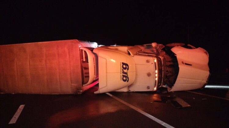 Vuelca tráiler con verduras en ruta Victoria-Monterrey