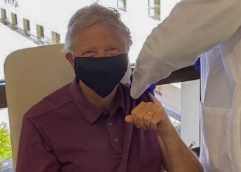 Bill Gates recibe vacuna contra el covid y se vuelve viral