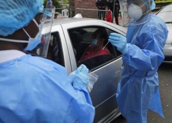 Panamá detecta variante sudafricana del covid en turista