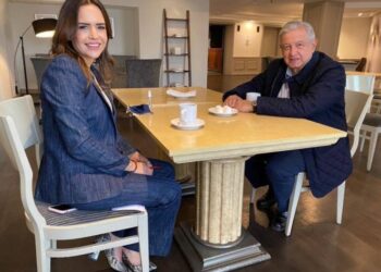 Se reúne López Obrador con la candidata Clara Luz Flores