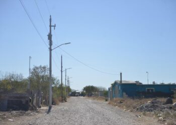 Instala Gobierno de Nuevo Laredo red eléctrica en Col. San Roberto